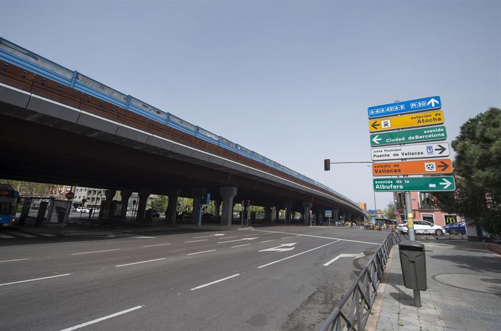 Archivo - El conocido como 'Scalextric' de la M-30, en Puente de Vallecas, en Madrid (España).
