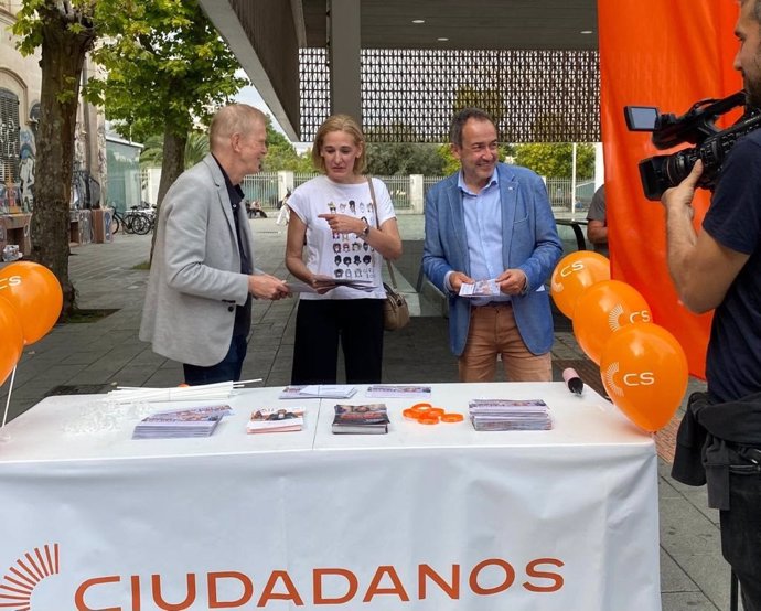 El candidato de Ciudadanos al Consell de Mallorca, lex Valdivia, y la candidata al Ayuntamiento de Palma, Eva Pomar.