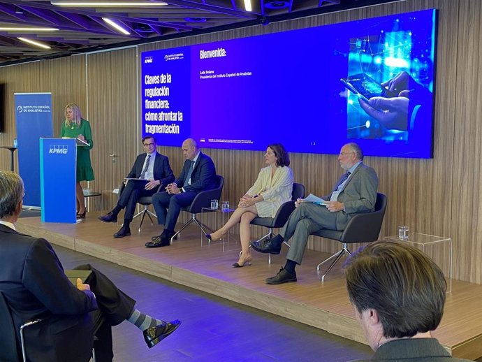 De izquierda a derecha: Enric Fernández, economista jefe de CaixaBank; Francisco Uría, socio responsable global de Banca de KPMG; Gloria Hervás, directora de Public Policy de Banco Santander; y Santiago Fernández de Lis, head of Regulation de BBVA.