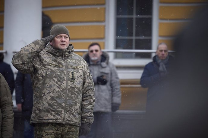 Archivo - January 29, 2023, Kyiv, Ukraine: Ukrainian Commander-in-Chief of the Armed Forces General Valery Zaluzhnyi stands for the national anthem during a commemoration on Kruty Heroes Remembrance Day at the Askold's Grave memorial site, January 29, 2