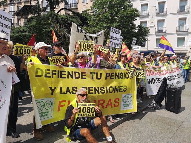 Archivo - Pensionistas se concentran en el Congreso para exigir que la pensión mínima alcance los 1.080 euros