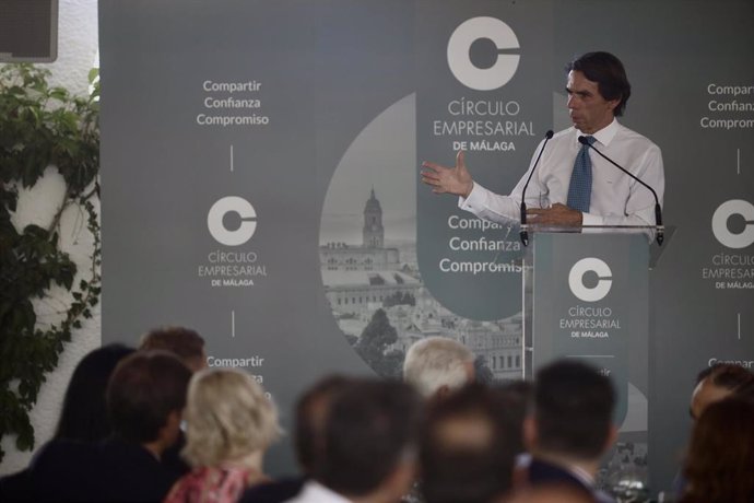 El expresidente del Gobierno y presidente de la Fundación FAES, José María Aznar interviene durante el acto organizado por el Círculo Empresarial de Málaga.