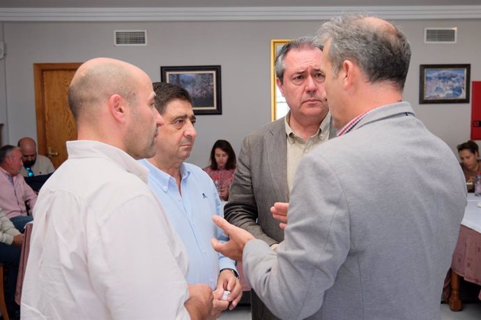 Juan Espadas durante un encuentro del PSOE de la comarca de Cazorla