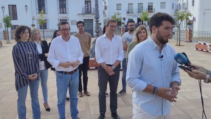 El presidente del PP de Huelva, Manuel Andrés González, junto al consejero de Política Industrial y Energía, Jorge Paradela, y el candidato a la Alcaldía de Higuera de la Sierra, Mario Domínguez.
