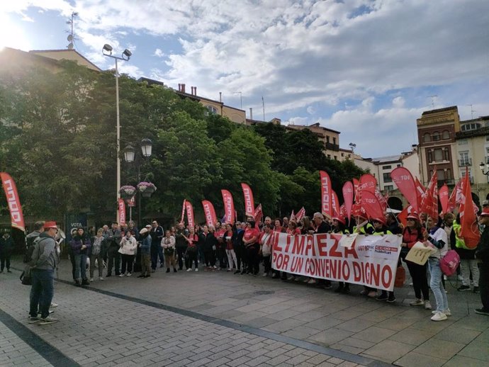 Concentración de protesta del sector de la limpieza de La Rioja en la plaza del Mercado