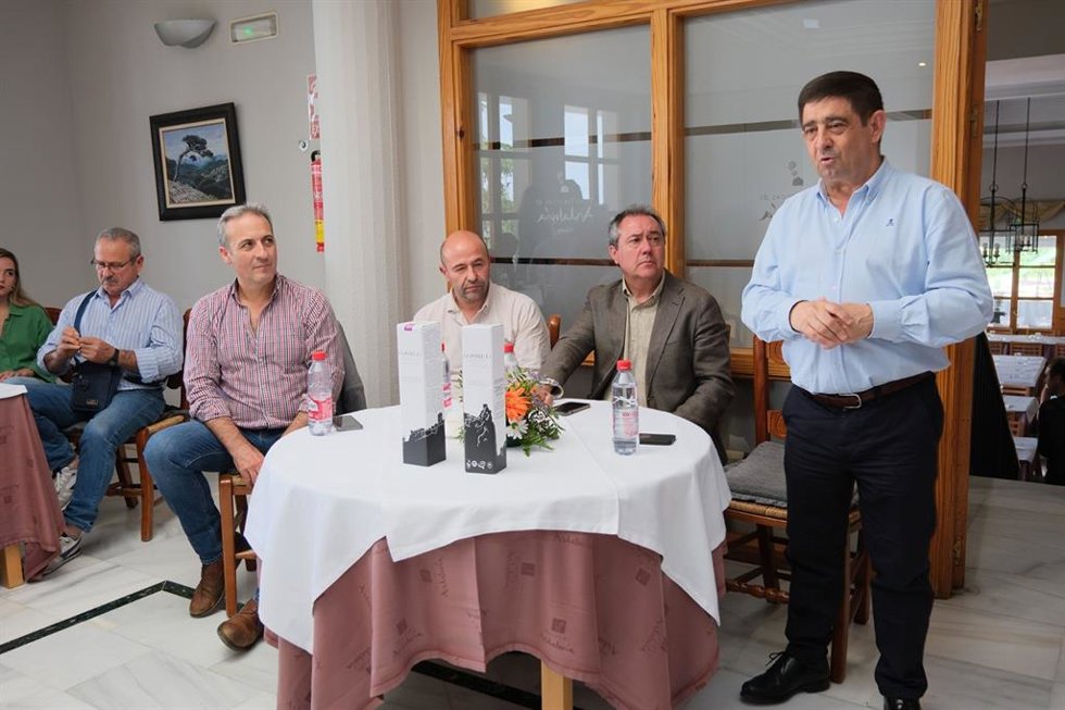 Encuentro con colectivos y asociaciones de Cazorla en el que ha participado Juan Espadas