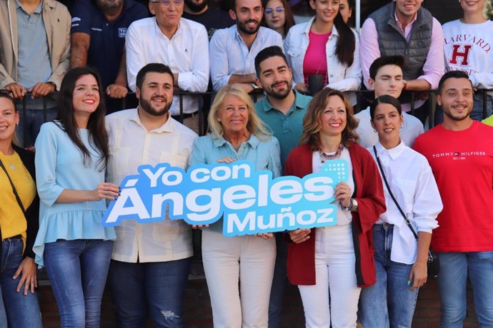 La presidenta del PP de Málaga, Patricia Navarro, en un acto en Marbella (Málaga) junto a la alcaldesa y candidata a la reelección, Ángeles Muñoz, y la presidenta de Nuevas Generaciones (NNGG) de Málaga, Loli Caetano.