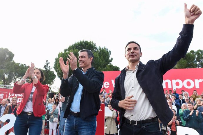 El presidente del Gobierno Pedro Sánchez, junto a Reyes Maroto y Juan Lobato, candidatos a la alcaldía de Madrid y Comunidad respectivamente, a su llegada al acto electoral en el Auditorio del Parque Forestal de Entrevías, a 25 de mayo de 2023