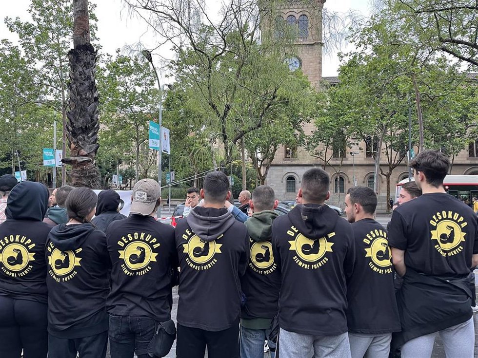 Desokupa reparte camisetas con el logo de la empresa y con el lema 'Desokupa siempre fuertes' antes de la manifestación en la plaza Universitat de Barcelona contra la alcaldesa de la ciudad, Ada Colau, y las contras las ocupaciones.