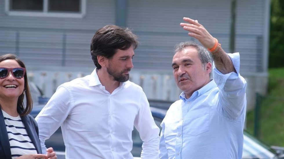 El secretario general de Ciudadanos, Adrián  Vázquez, junto al candidato de Ciudadanos a la Presidencia del Principado, Manuel Iñarra