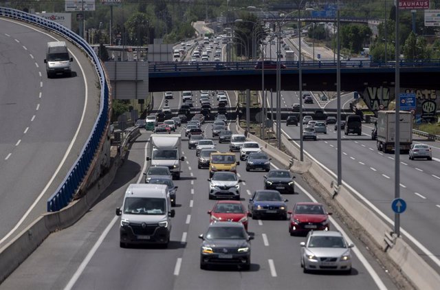 Atasco en la autovía A-2 entre San Fernando de Henares y Torrejón de Ardoz, a 28 de abril de 2023, en Madrid (España). Hoy comienza el dispositivo especial que la Dirección General de Tráfico pone en marcha con motivo del puente de mayo, y que se prolonga