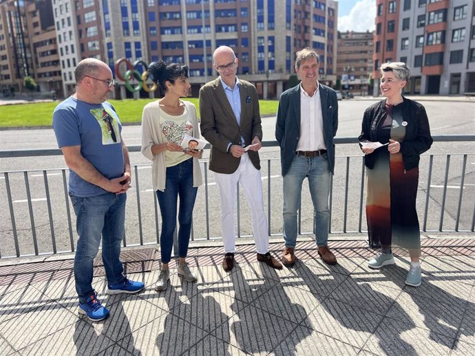 Carlos Fernánez Llaneza y otros integrantes de la candidatura socialista al Ayuntamiento de Oviedo
