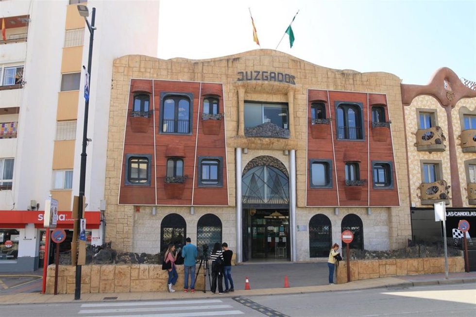Fachada principal de los juzgados de Vera (Almería).