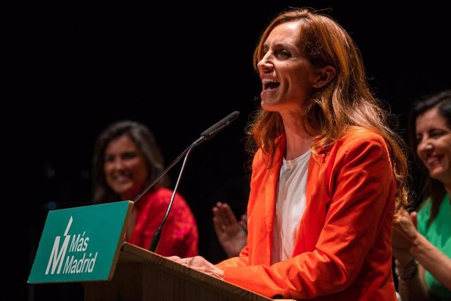 La candidata a la presidencia de la Comunidad, Mónica García, junto al líder de Más País, Iñigo Errejón, participan en el acto de cierre de campaña del partido en el Sur, 'Lo próximo: Alcorcón', en el Centro Cultural Los Pinos