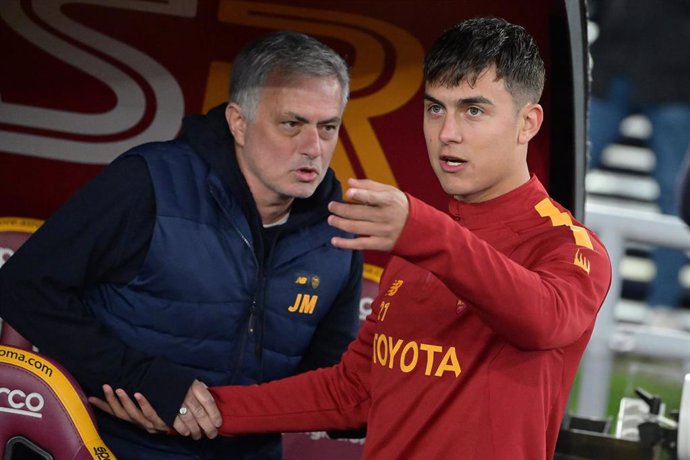 Archivo - José Mourinho y Paulo Dybala conversan durante un partido de la AS Roma.