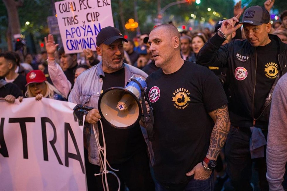 Arranca la manifestación de Desokupa hacia la plaza Espanya de Barcelona con unas 300 personas