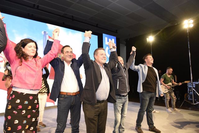 El expresidente de C-LM, José Bono, participa con el candidato del PSOE a la Presidencia de la Junta, Emiliano García-Page, en un acto en Albacete.