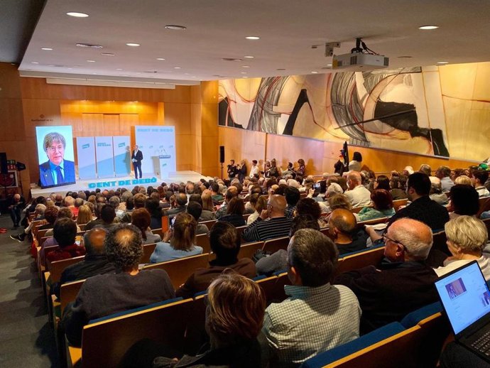 El expresidente de la Generalitat Carles Puigdemont interviene en el acto de final de campaña de Junts de las elecciones municipales