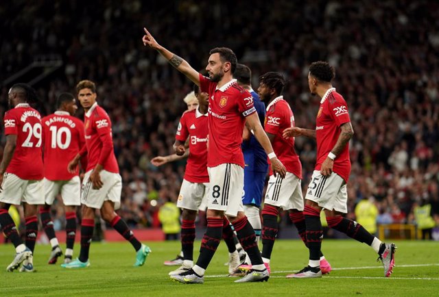 25 May 2023, United Kingdom, Manchester: Manchester United's Bruno Fernandes (C) celebrates scoring his side's third goal with teammates during the English Premier League soccer match between Manchester United and Chelsea at Old Trafford. Photo: Martin Ri