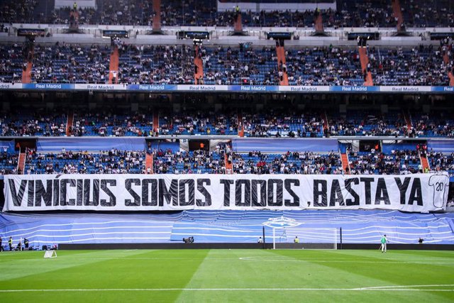 Aficionados del Real Madrid muestran una pancarta en apoyo Vinicius Jr durante el partido contra el Rayo Vallecano en el Santiago Bernabeu