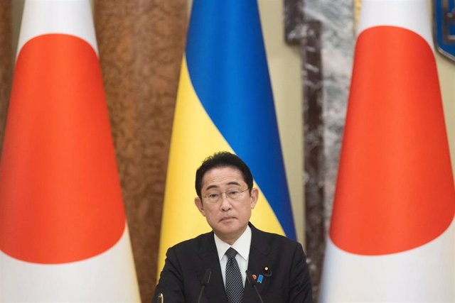 Archivo - El primer ministro de Japón, Fumio Kishida, con una bandera ucraniana