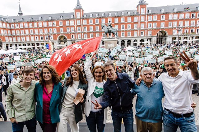 Las candidatas de Más Madrid a la Alcaldía y la Comunidad, Rita Maestre y Mónica García, desde el acto central en la Plaza Mayor