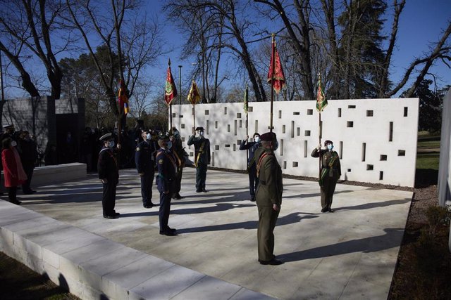 Archivo - Militares varios en la inauguración del monolito en homenaje y recuerdo de los 62 militares fallecidos en el accidente aéreo del YAK-42, en el Parque del Oeste de Madrid, a 14 de enero de 2022, en Madrid (España).