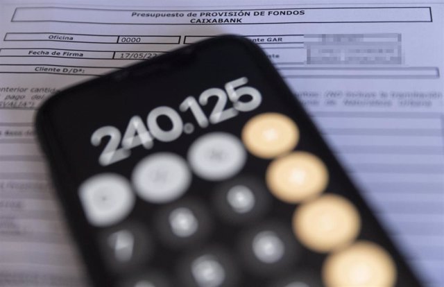 Archivo - Una calculadora y una escritura de compraventa de una hipoteca, a 2 de junio de 2022, en Madrid (España). 