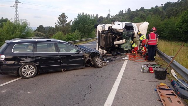 Mueren dos conductores en una salida de vía de un camión que aplastó un turismo en Vilamartín de Valdeorras