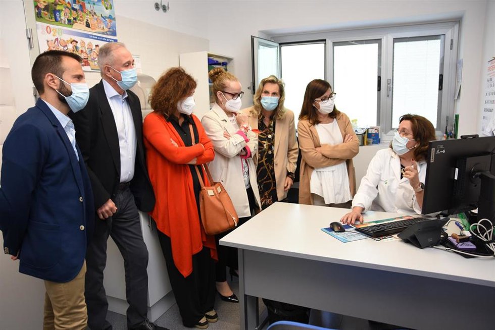 La gerente del SESCAM visita el Centro de Salud Río Tajo.