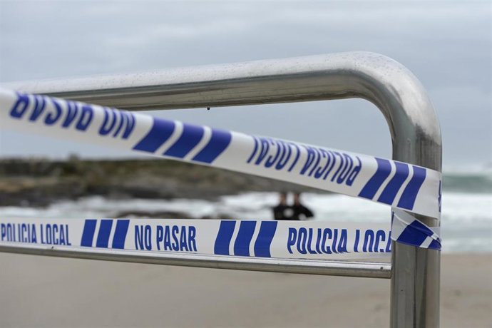 Archivo - Aviso de la policía local de  no pasar en una playa cerrada en A Coruña, a 8 de enero de 2022, en A Coruña, Galicia, (España). La Agencia Estatal de Meteorología activó un aviso naranja que ha ampliado hasta el 10 de enero en todo el litoral  