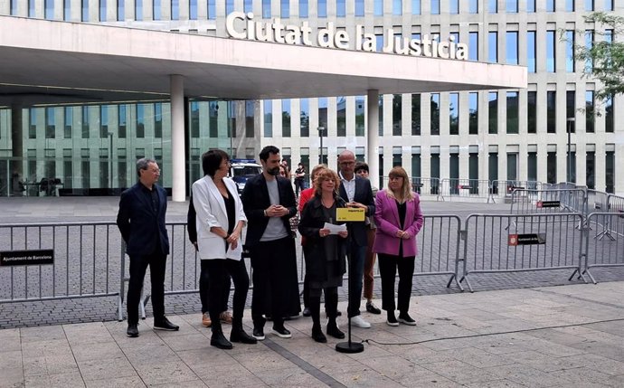 Los consellers Roger Torrent y Natlia Garriga, los exconsellers Raül Romeva y Ester Capella, Marta Rosique y Marta Vilaret (ERC) acompañan a Diana Riba y Josep Maria Jové a declarar por su querella por espionaje con Pegasus en el Catalangate.