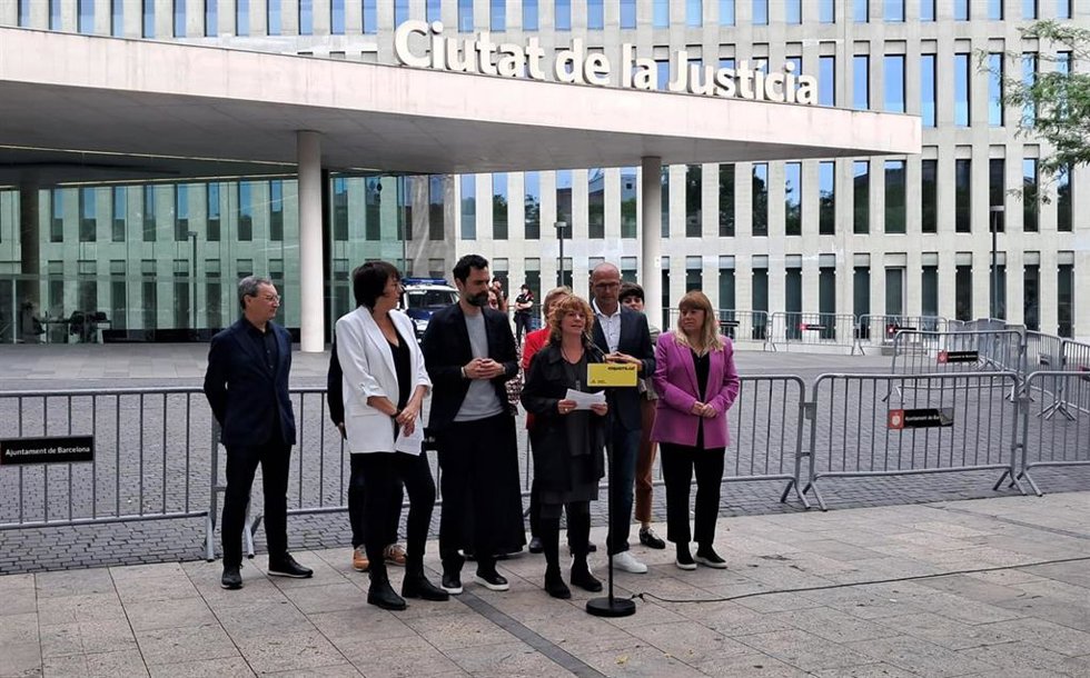 Los consellers Roger Torrent y Natlia Garriga, los exconsellers Raül Romeva y Ester Capella, Marta Rosique y Marta Vilaret (ERC) acompañan a Diana Riba y Josep Maria Jové a declarar por su querella por espionaje con Pegasus en el Catalangate.