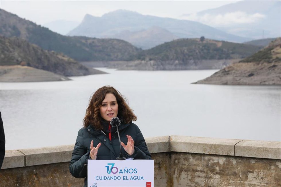 Archivo - La presidenta de la Comunidad de Madrid, Isabel Díaz Ayuso, interviene en una visita al embalse de El Atazar, a 20 de diciembre de 2021, en El Atazar, Madrid, (España). 