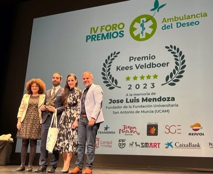 La directora de Fundación Hefame, Enriqueta Fernández, entrega el premio 'Kees Veldboer' a los hijos del presidente de la UCAM, José Luis Mendoza, recientemente fallecido