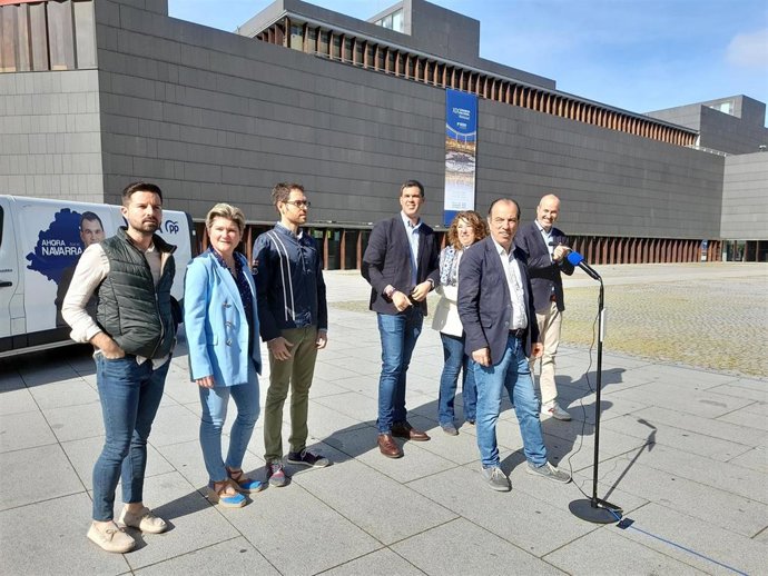 Los candidatos del PPN a la Presidencia del Gobierno de Navarra y al Ayuntamiento de Pamplona, Javier García y Carlos García-Adanero, junto a otros integrantes de las listas
