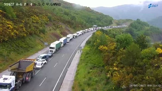 Retencións na entrada a Galicia por un accidente na N-6 en Veiga de Valcarce