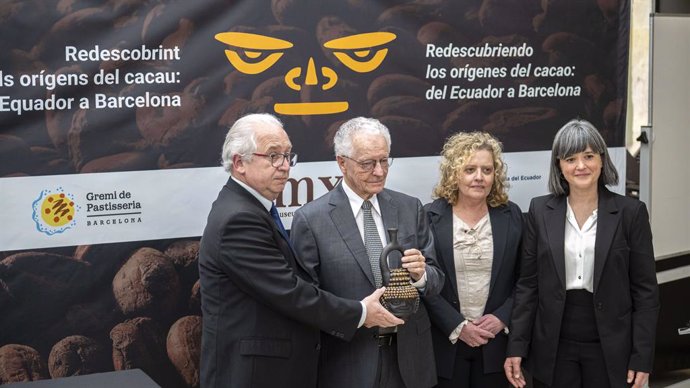El embajador de Ecuador en España, Andrés Vallejo, junto a los representantes del Gremi de Pastisseria Antoni Bellart y ngels Pujol y la directora del Museu de la Xocolata, Marta Tañ.