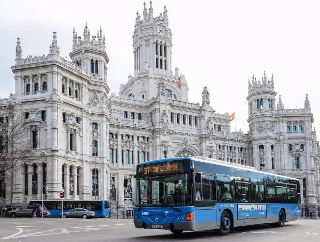 Archivo - Autobús de EMT frente al palacio de Cibeles, sede del Ayuntamiento de Madrid