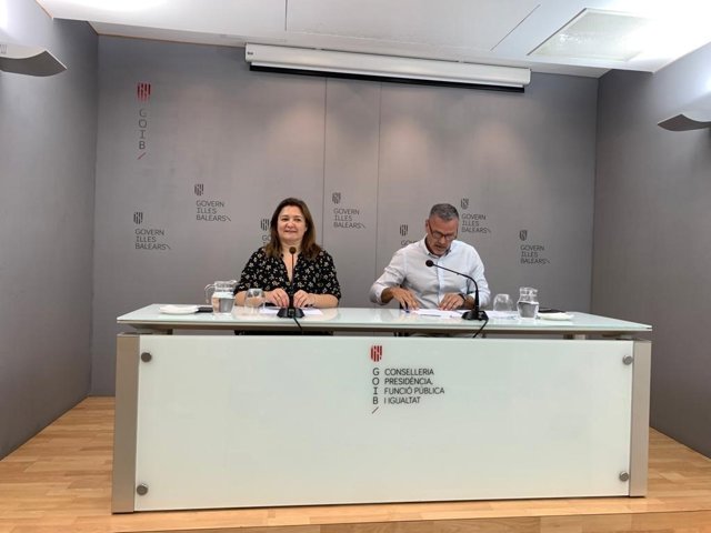 La consellera de Presidencia, Función Pública e Igualdad, Mercedes Garrido, y el secretario general de la Conselleria de Presidencia, Función Pública e Igualdad, Benito Prósper, en rueda de prensa