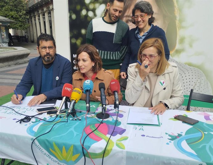 Los candidatos de VTLP, María Sánchez, en el centro, junto con Alberto Bustos y Rocío Anguita, en el balance de campaña.