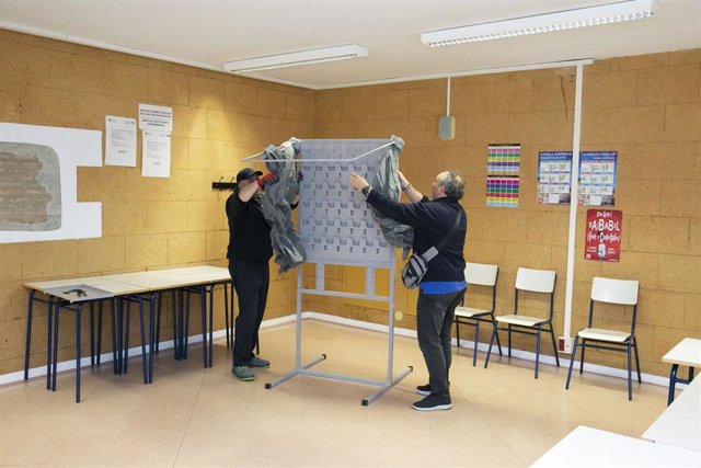 Personal del Ayuntamiento de Pamplona equipando los colegios electorales de Pamplona