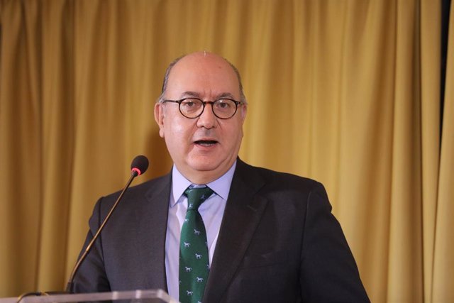 Archivo - El presidente de la Asociación Española de Banca,  José María Roldán, interviene en la entrega de los premios Tintero y Secante, en la sede del Club Financiero Génova, a 24 de noviembre de 2021, en Madrid (España). La ministra de Trabajo recibe 