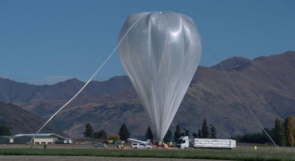 Un globo de superpresión parcialmente inflado mientras se prepara para su lanzamiento desde Wanaka, Nueva Zelanda, el 16 de abril, con la carga útil SuperBIT.