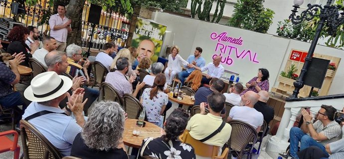 El alcalde y candidato del PSOE a la Alcaldía de Sevilla, Antonio Muñoz, en un acto para presentar su propuesta electoral para el colectivo LGTB.