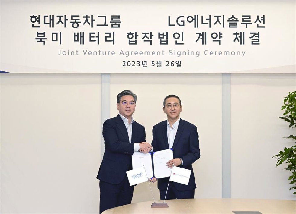 El presidente y consejero delegado de Hyundai Motor Company, Jaehoon Chang, junto al consejero delegado de LG Energy Solution, Youngsoo Kwon, en la ceremonia de firma del memorando de entendimiento.