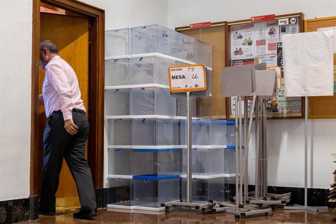 Urnas y cabinas de votación preparadas en el hall del Ayuntamiento de Zaragoza.