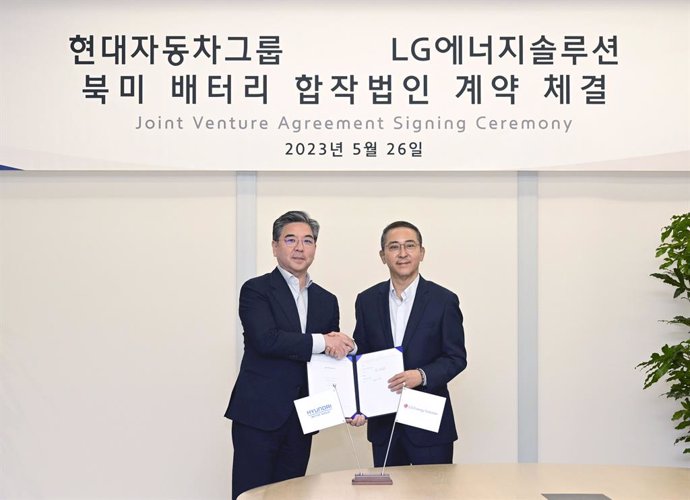 El presidente y consejero delegado de Hyundai Motor Company, Jaehoon Chang, junto al consejero delegado de LG Energy Solution, Youngsoo Kwon, en la ceremonia de firma del memorando de entendimiento.