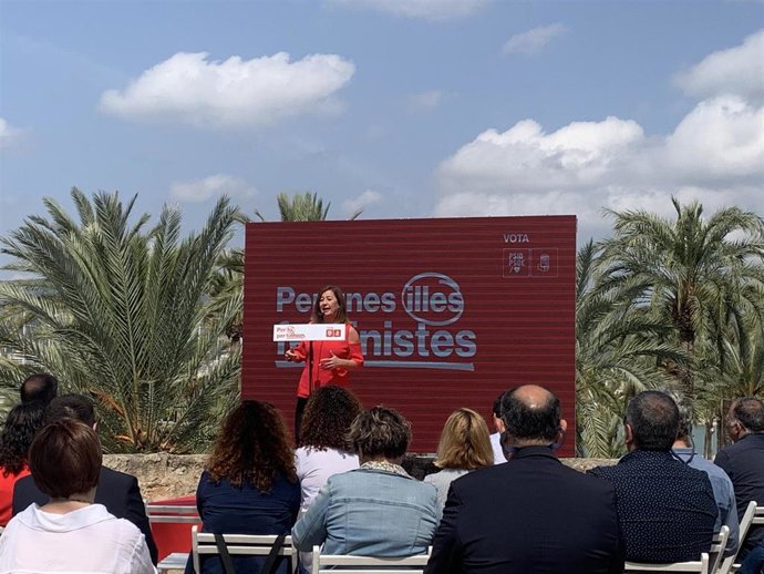 La candidata del PSIB al Govern, Francina Armengol, y otros candidatos de la formación han pedido el voto en un acto del último día de campaña electoral