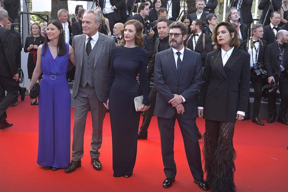 Helena Miquel, José Coronado, Ana Torrent, Manolo Solo, y María León, posan en la alfombra roja de la película Cerrar los ojos, en el Festival de Cine de Cannes.